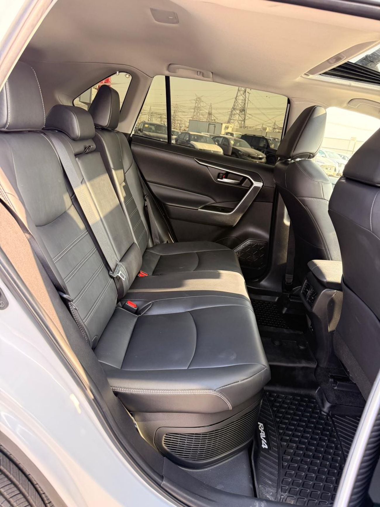 تويوتا راف ٤ Hybrid XLE AWD premium Full option | sunroof, leather seats, push start