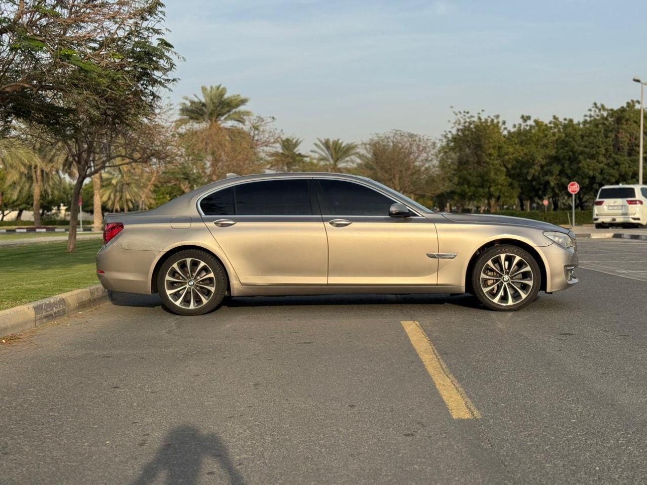 بي أم دبليو 730Li Executive 4.0L (5 Door)