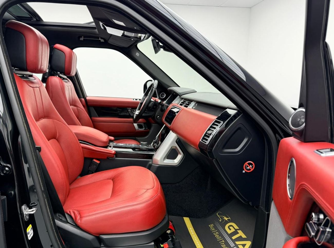 Land Rover Range Rover 2018 Range Rover Vogue HSE, Full Service History, Fully Loaded, Excellent Condition, GCC