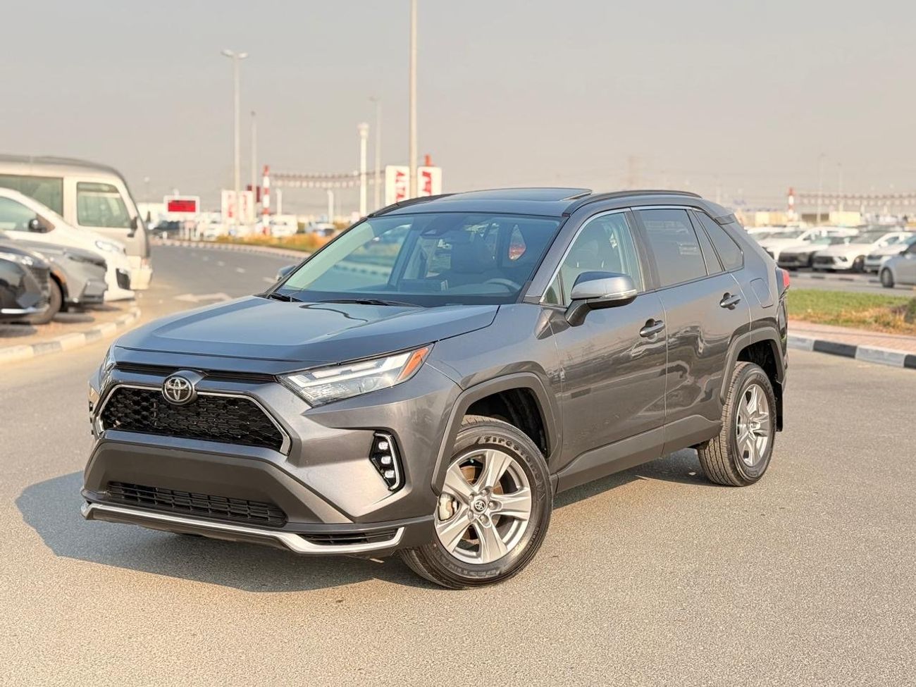 تويوتا راف ٤ XLE 2.5 L | Sunroof, push start 2024 model