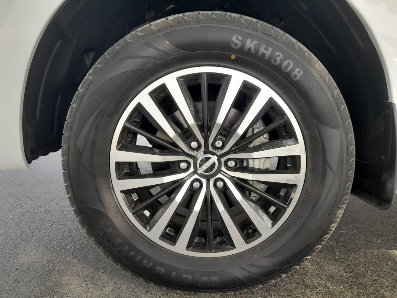 نيسان باترول Platinium 5.6cc V8 petrol Auto Right-Hand drive