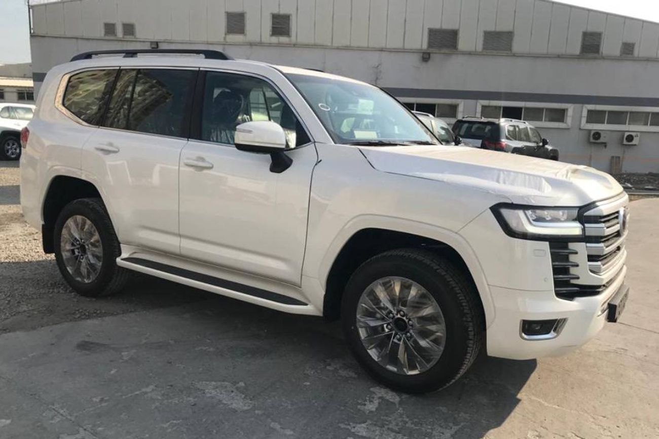 تويوتا لاند كروزر ZX 3.5L PET A/T Floor 23YM - 7 SEATERS - EURO - WHT_RED (EXPORT OFFER)