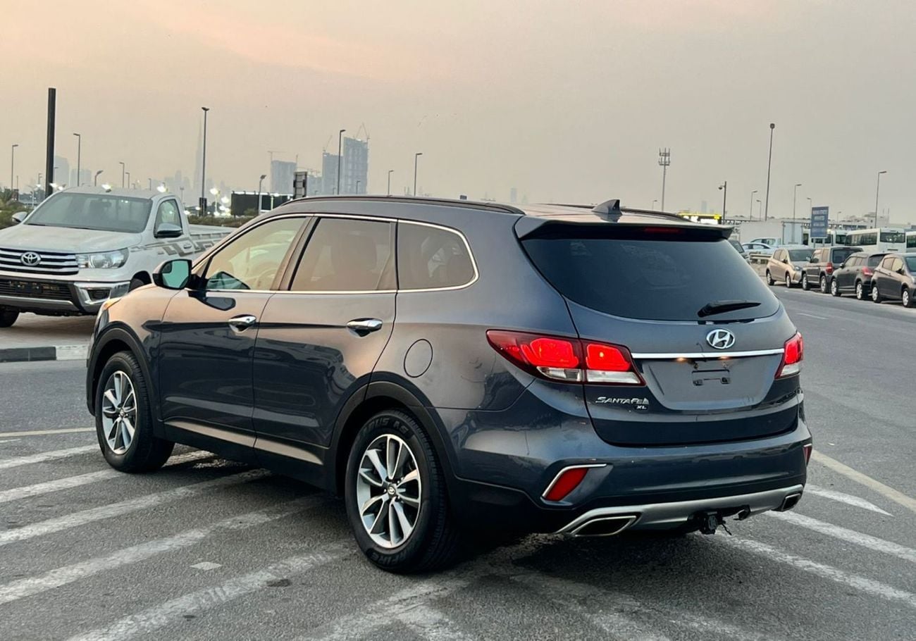 Hyundai Santa Fe STD (NON GCC) 2019 Hyundai Santa Fe - 3.3L V6 - Apple & Android Play - 7 Seater - 42000 Mileage - 41999 AED