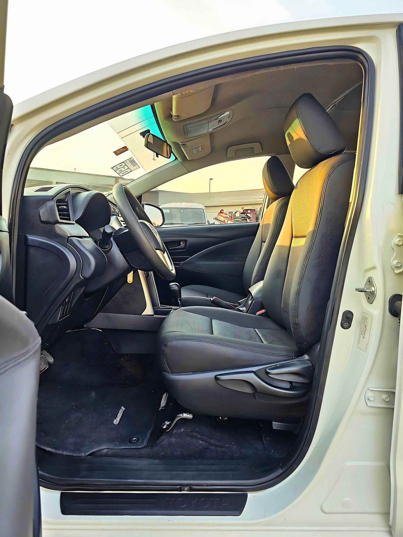 Toyota Innova V4 2.7/ GCC 7 SEATS/ LEATHER/ LOW MILEAGE / 592 MONTHLY / LOT# 15597