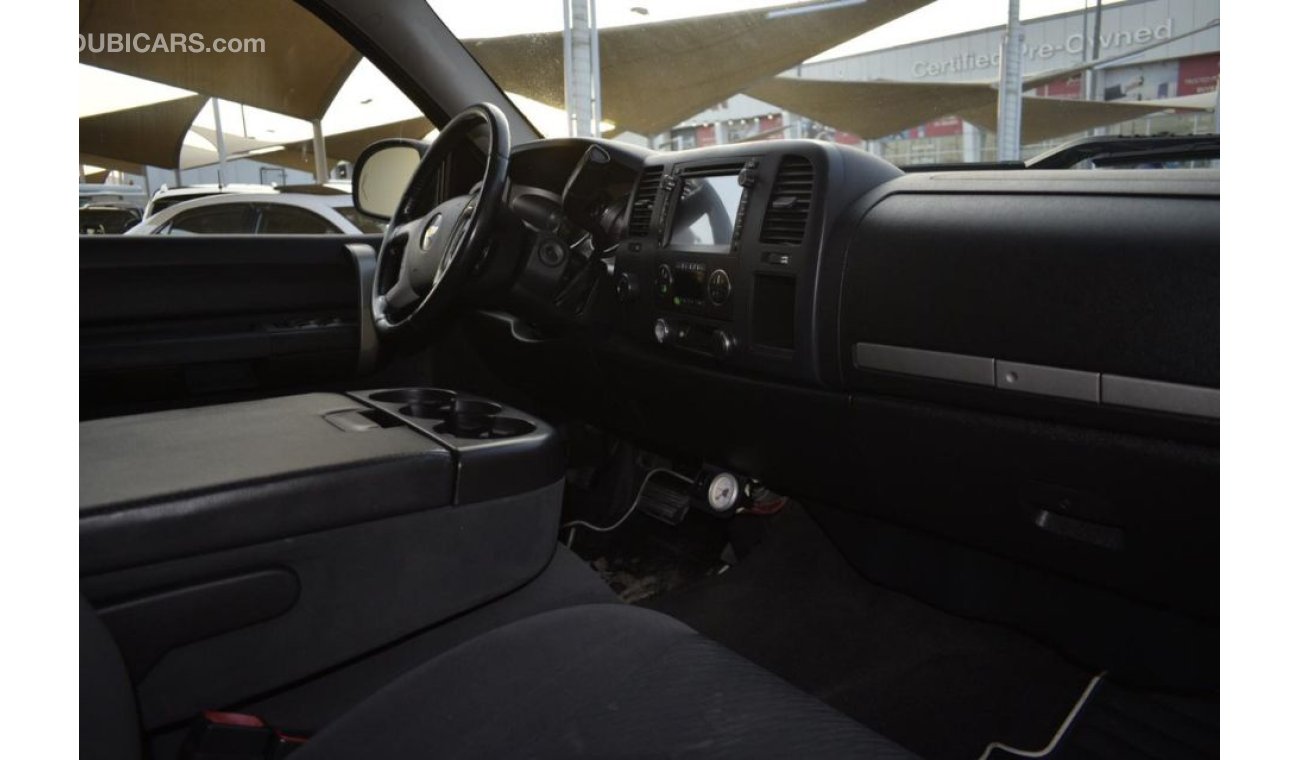 Chevrolet Silverado Pickup model 2009 imported silver color, equipped with two side halves, tyote wheels, sensors cruise