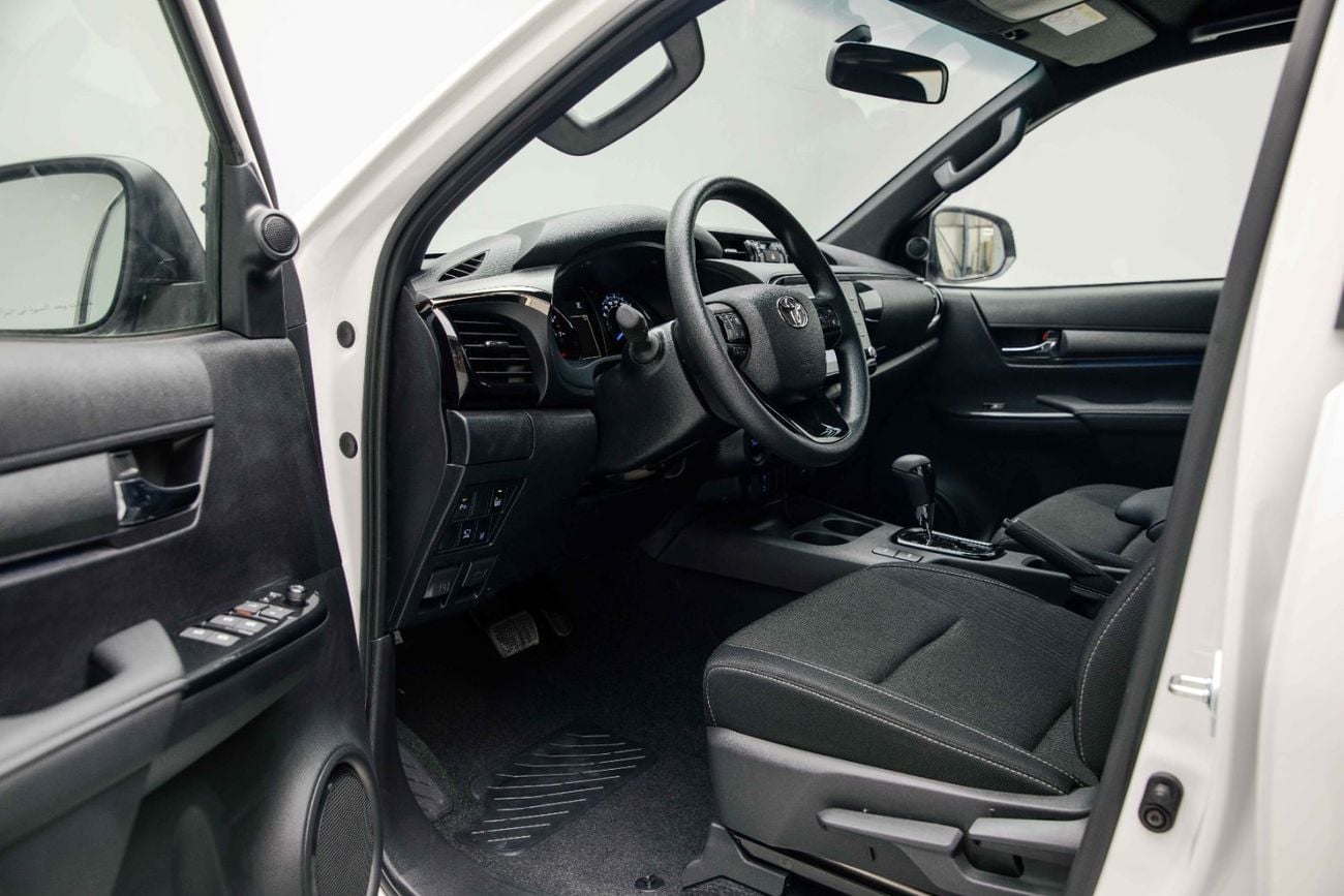 تويوتا هيلوكس Adventure 4.0L - Platinum White Inside MLM Black | Export Only