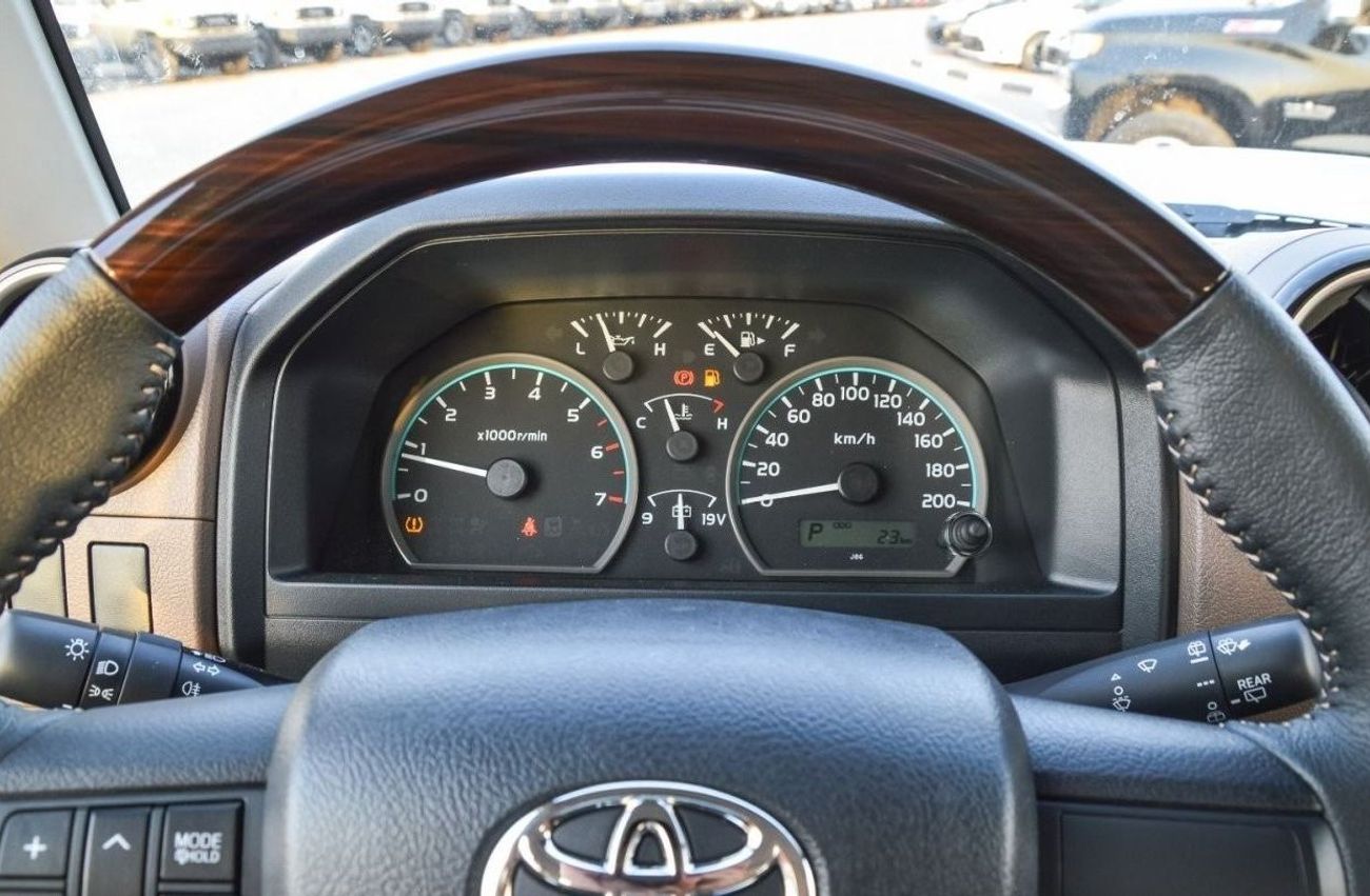 تويوتا لاند كروزر TOYOTA LAND CRUISER 71 SERIES 4.0L 4WD AT PETROL SUV 2024