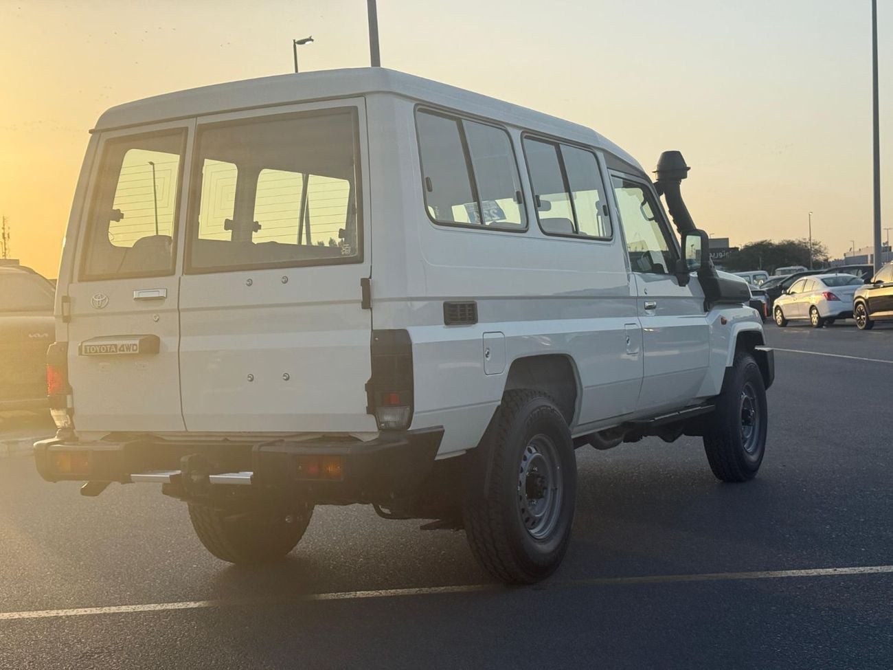 تويوتا لاند كروزر 70 LC 78 HARDTOP 2.8L AT EXPORT ONLY - 2.8L DSL A/T