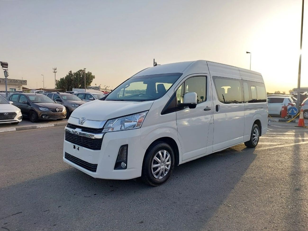 Toyota Hiace TOYOTA HIACE COMMUTER VAN RHD 2020 MODEL 2.8 L DIESEL AUTOMATIC(PM05350)