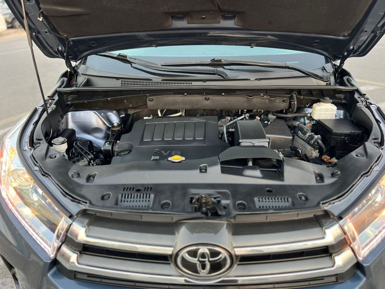 تويوتا هايلاندر 2015 Toyota Highlander MidOption - 3.5L V6 - 4x4 AWD Rear Camera - 7 Leather Seat- Auto Trunk