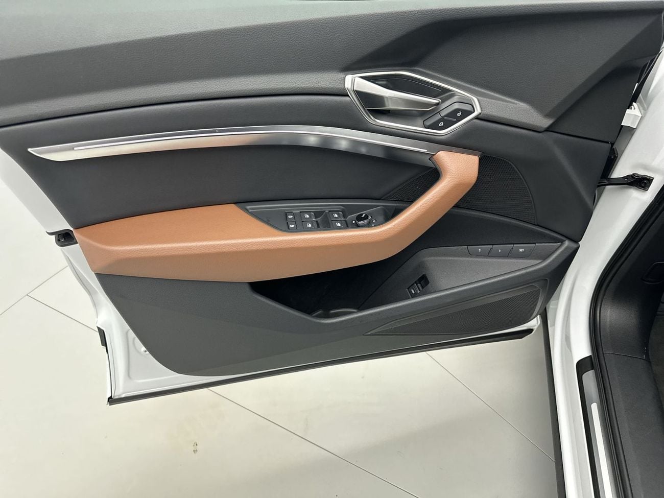 أودي Q8 إي ترون 55 quattro Advanced Q8 Advanced 55 e-tron quat 408hp (Ref# 28451)