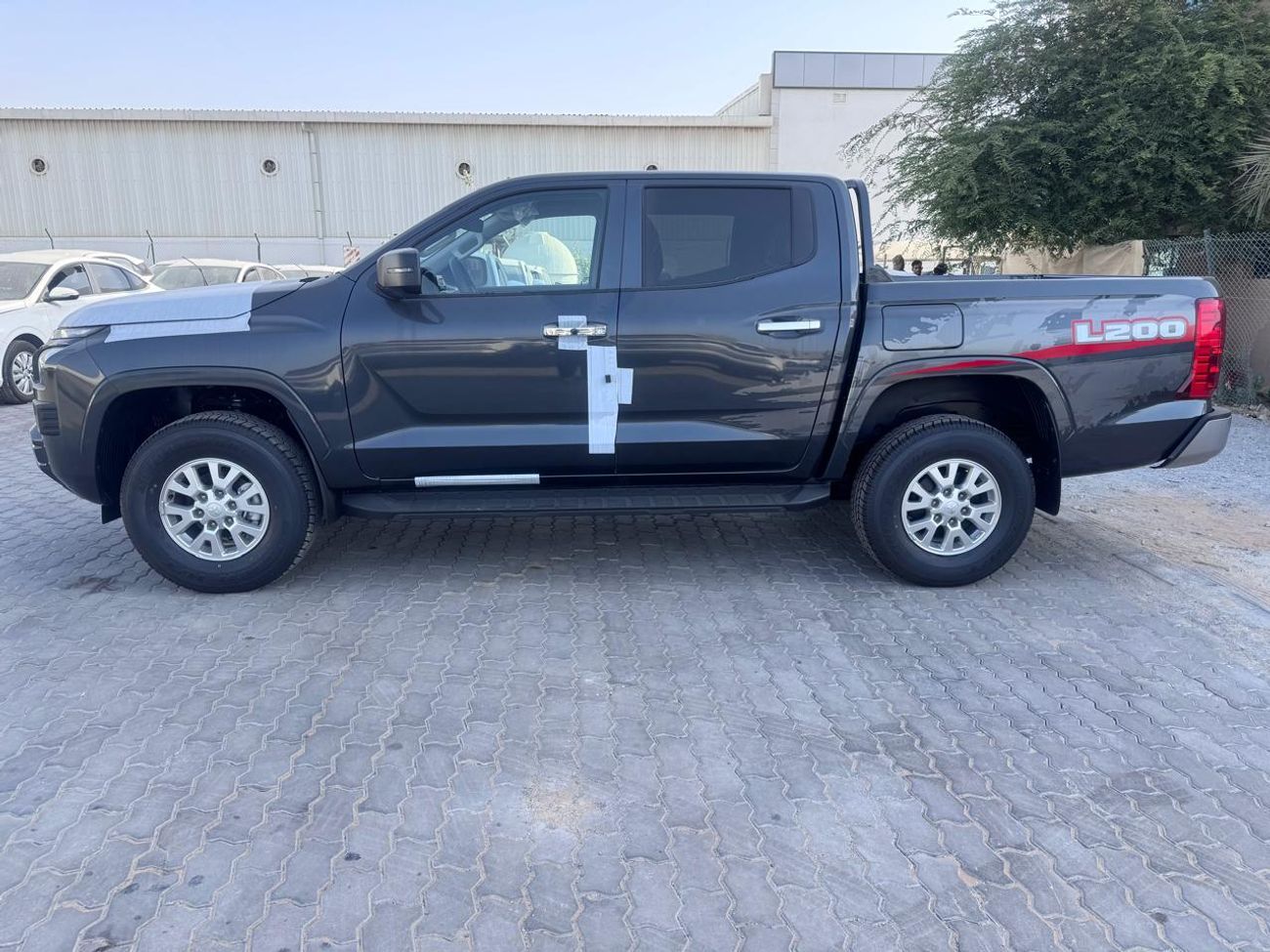 Mitsubishi L200 MITSUBISHI L200 Petrol Double Cabin 4WD 5MT 2.5L GLX - Basic Option _Grey