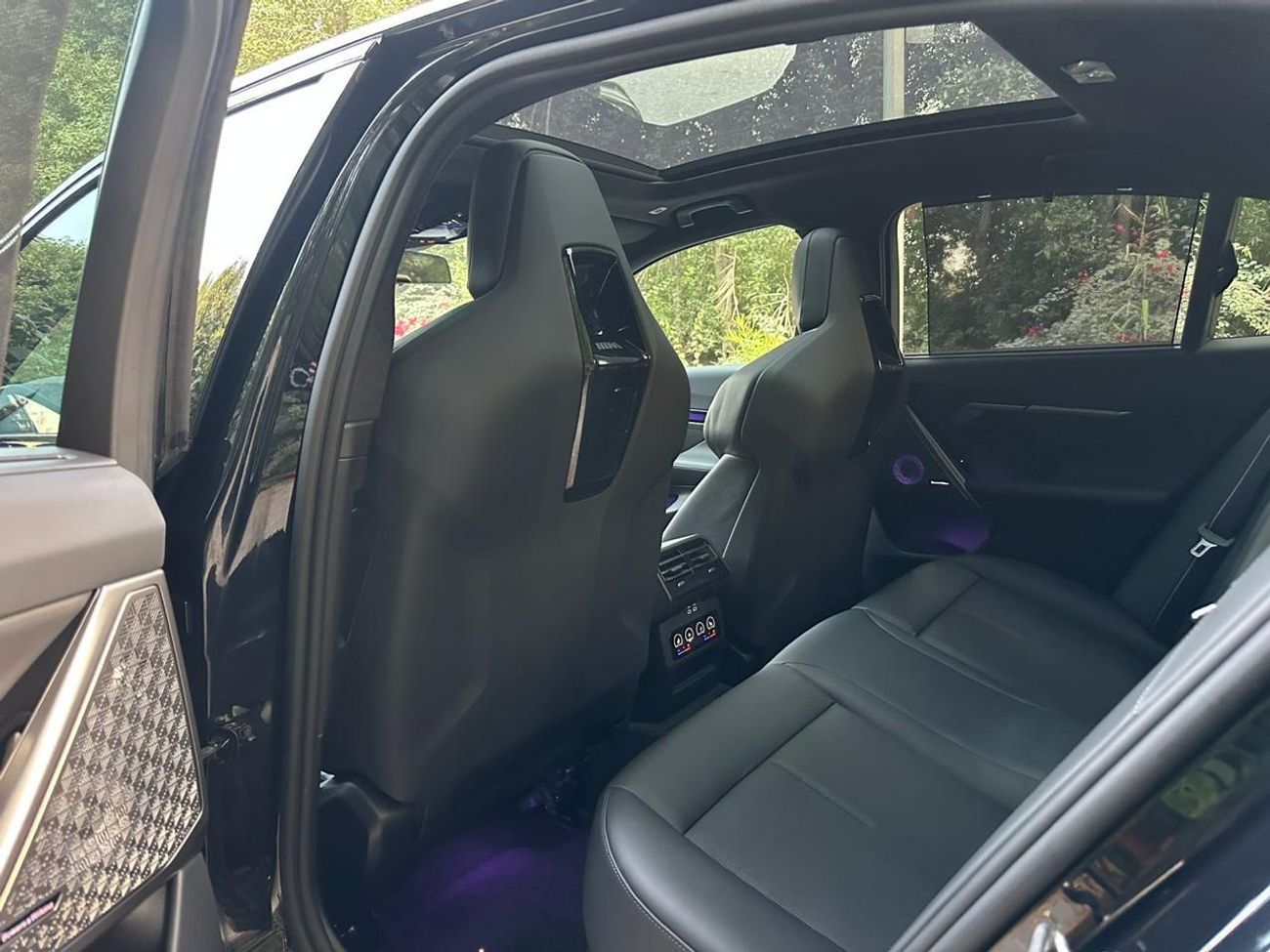 بي أم دبليو M5 2025 BMW M5 | 4.4L V8 Twin-Turbo | 717 HP | Plug-in Hybrid | Dark Navy Blue | 13000 KM | Like New