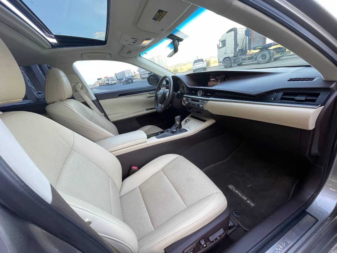 لكزس ES 350 3.5 V6 /PLATINUM COLOR / SCREEN /COOLING AND HEATING SEATS  / IN PERFECT CONDITION