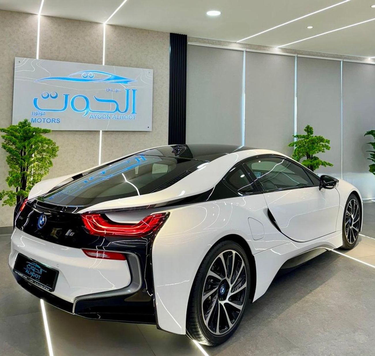 BMW i8 ELITE BMW I8 || GCC II FULLY LOADED || ACCIDENT FREE || VERY LOW MILEAGE || F.S.H BMW