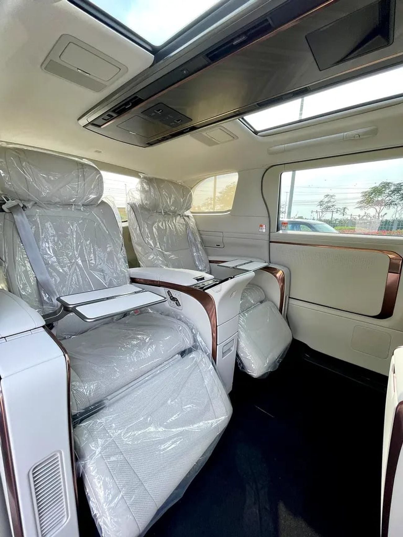 لكزس LM 350h Lm350 VIP Seats -- Where Business Class becomes First Class on wheels