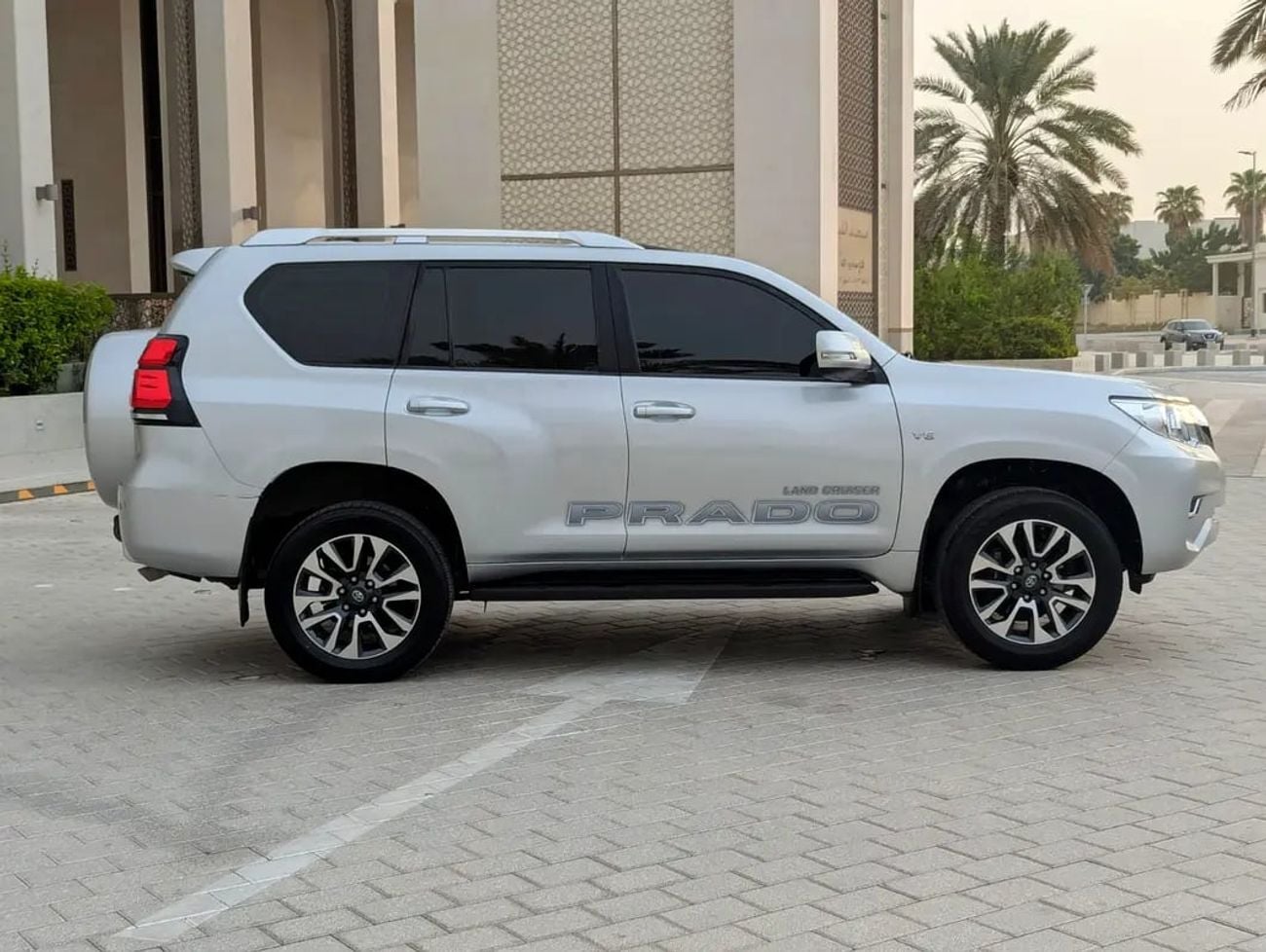 Toyota Prado TX-L Top full Option V6 4.0L GCC specs Excellent Condition