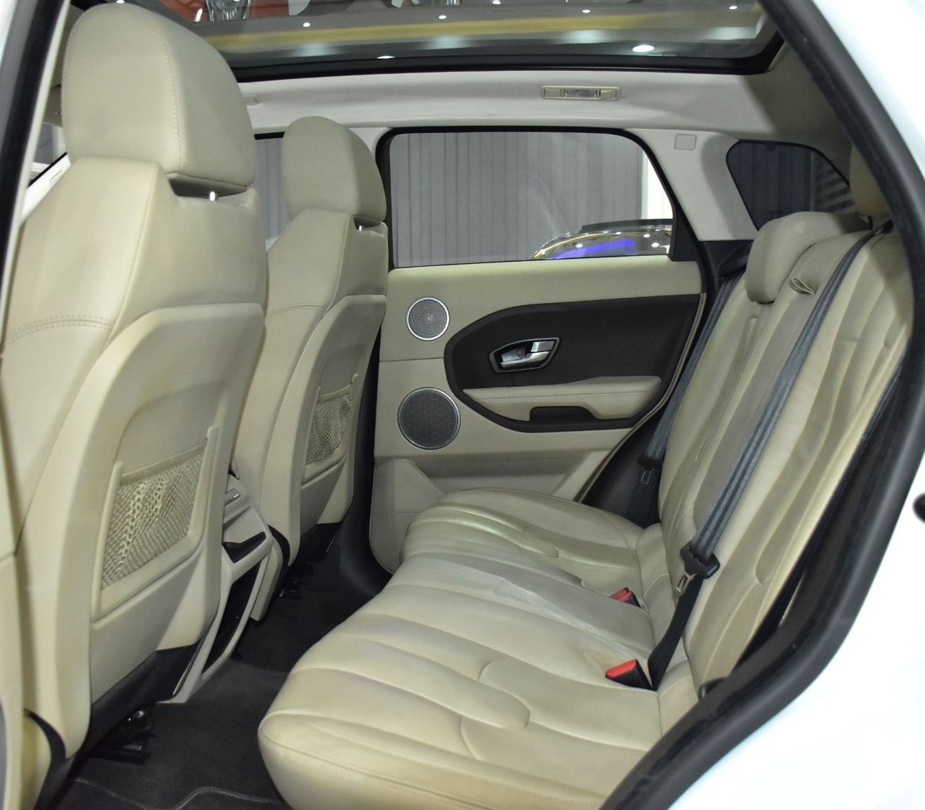 لاند روفر رانج روفر إيفوك EXCELLENT DEAL for our Land Rover Range Rover Evoque ( 2015 Model ) in White Color GCC Specs