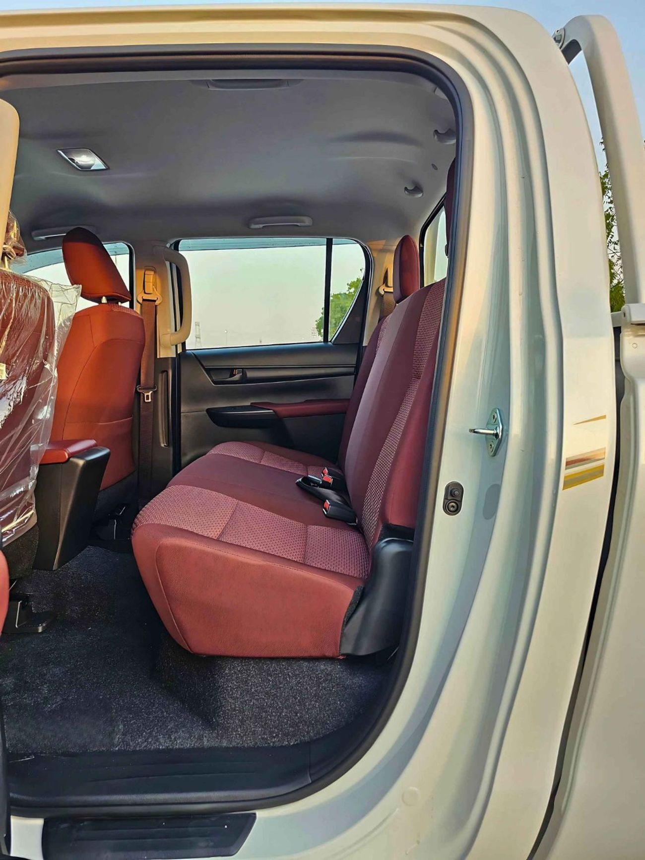 Toyota Hilux NARROW BODY BASIC/ DOUBLE CABIN/ PWR WINDOWS/ KEYLESS ENTRY/ 2 ABG DIESEL AT 2.4L V4 4WD