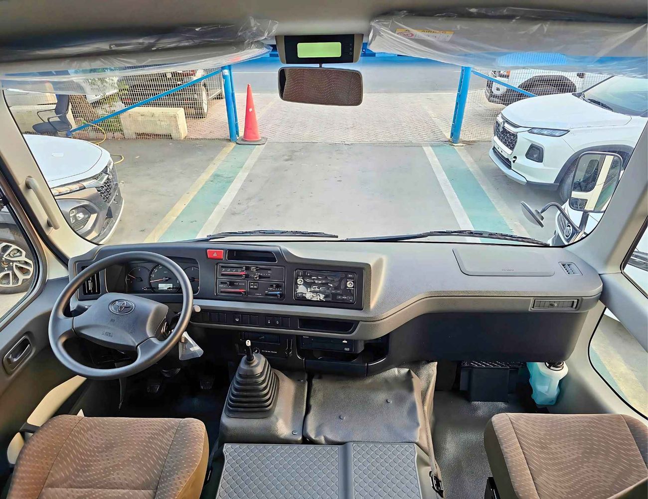 Toyota Coaster 2.7L PETROL M/T DUAL TONE / 23 SEATER /AUTO DOOR/HLF LUGGAGE RACK/CODE#COPB