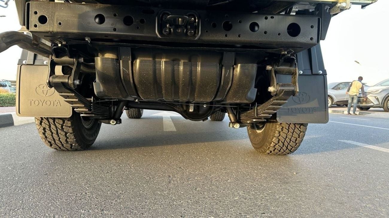 تويوتا لاند كروزر بيك آب AUTO 2.8 DIESEL