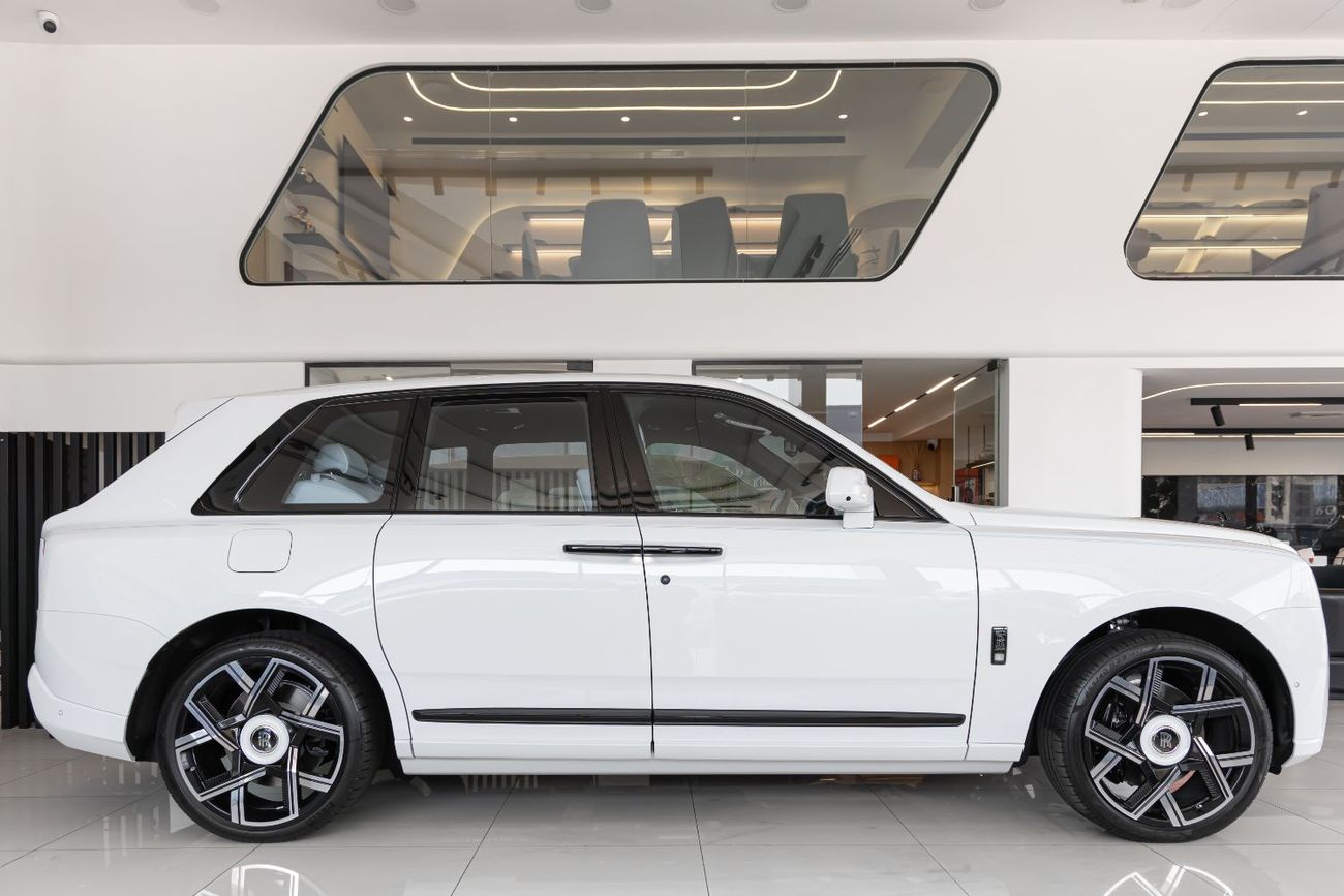 رولز رويس كولينان ROLLS-ROYCE CULLINAN | BLACK BADGE | FULL OPTIONS | BESPOKE SOUND SYSTEM | GCC SPECS | DEALER WARRAN