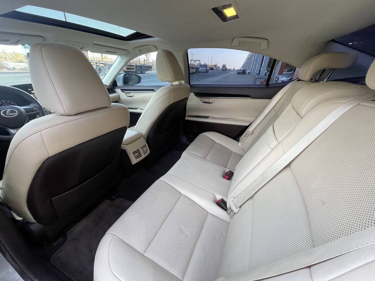 Lexus ES350 PREMIER Platinum 3.5L 3.5 V6 /PLATINUM COLOR / SCREEN /COOLING AND HEATING SEATS  / IN PERFECT CONDI
