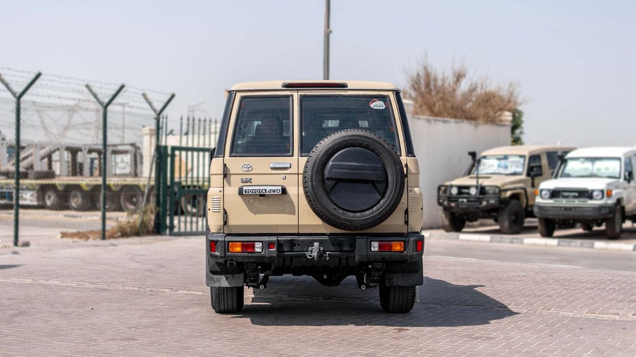 Toyota Land Cruiser 70 2025 Toyota Land Cruiser LC 76 2.8L AT Diesel (beige)
