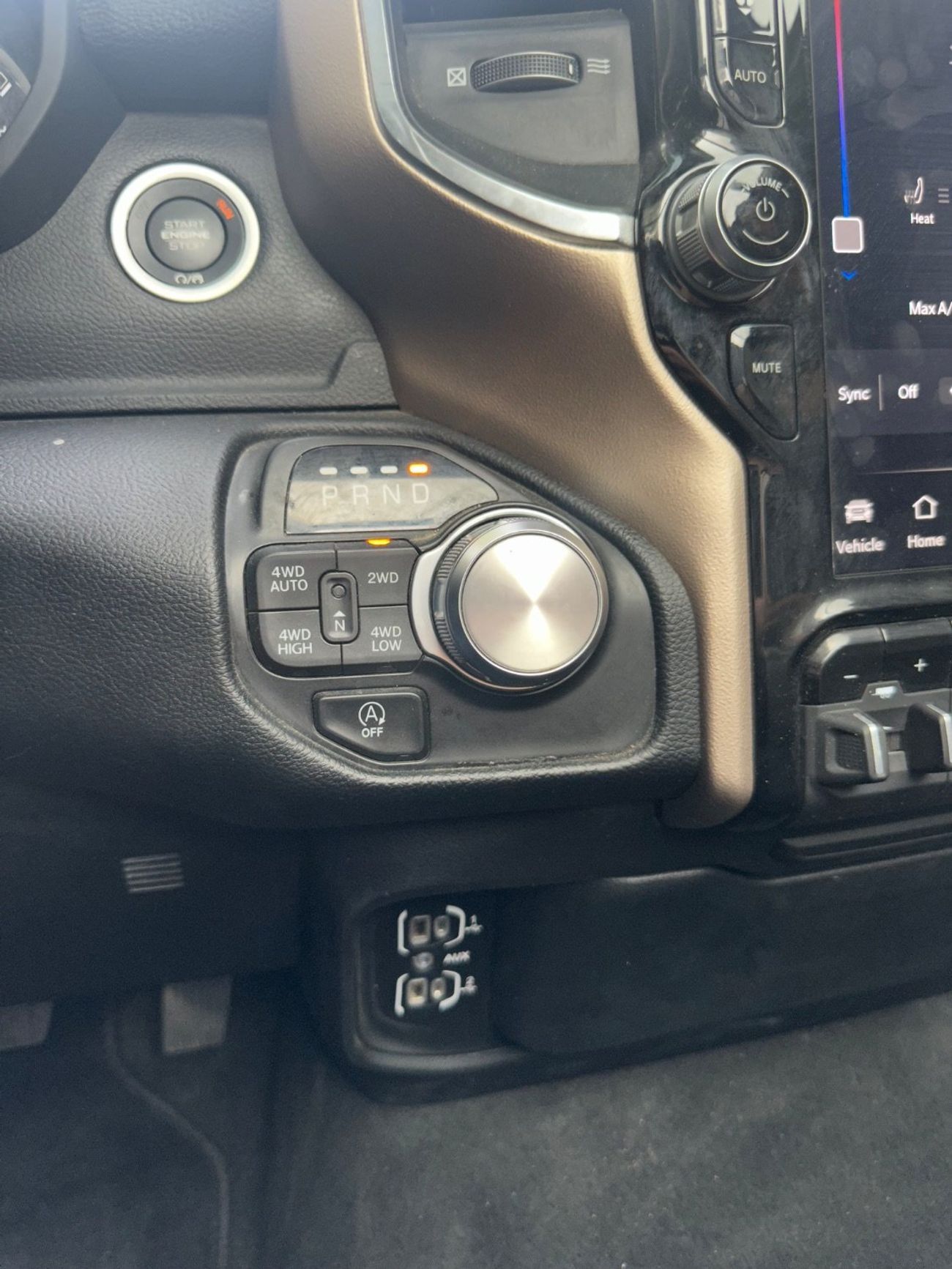 رام 1500 2022 Laramie | 5.7L HEMI V8 | 4x4 | Full Option | American Specs | Low mileage