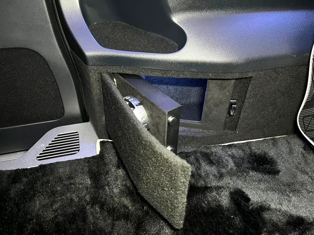 مرسيدس بنز V 300 NEW ARRIVAL 2026 MODEL VIP MERCEDES GCC V300 with ADDITIONAL REAR AC - 2 Years Warranty by VLINE