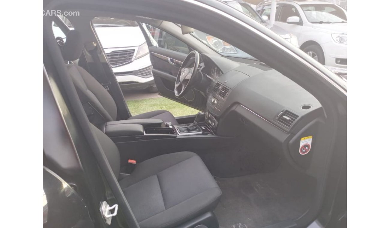 Mercedes-Benz C 200 Gulf model 2008, black color, cruise control, wheels, sensors, in excellent condition, you do not ne