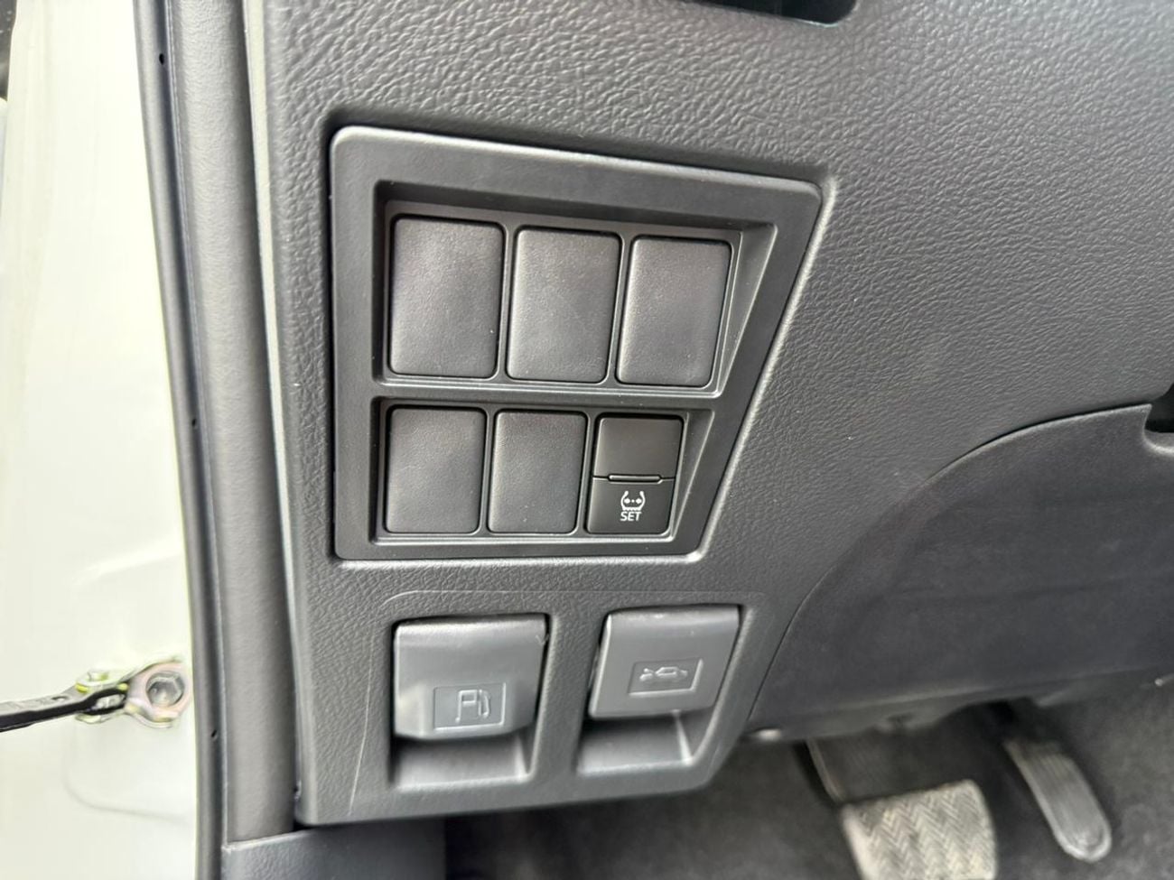 Toyota Hilux 2.7L GLX-S FULL WITH WIRLESS CHARGER AND COMPRESSOR OMANI