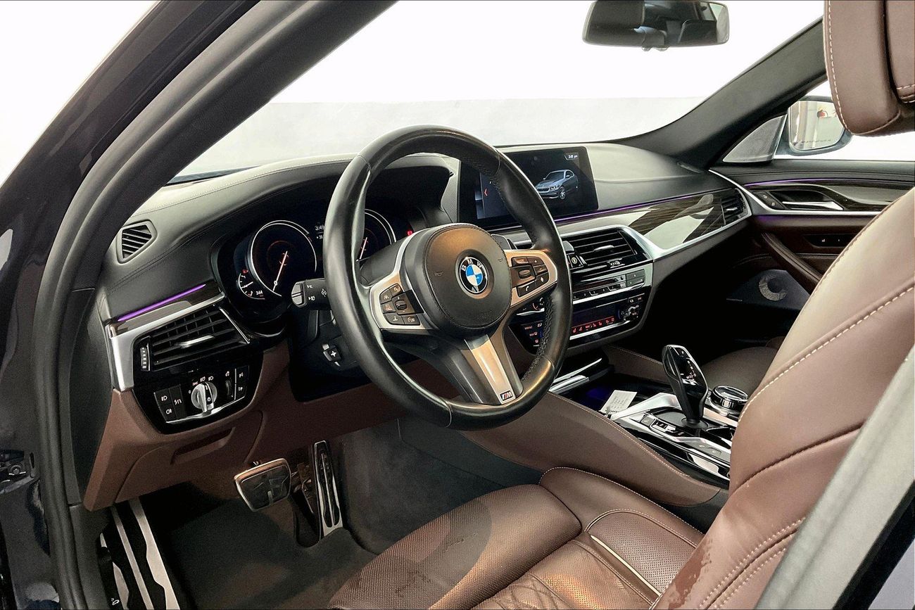 بي أم دبليو 530i Luxury + M Sport Package | شامل الضمان | 0 ﺪﻔﻋﺓ ﺃﻮﻟﻯ