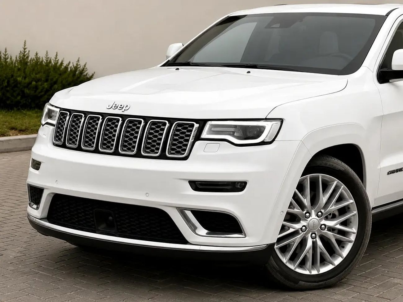 جيب جراند شيروكي SUMMIT 1,338 | Summit | 5.7L HEMI V8 | GCC Specs
