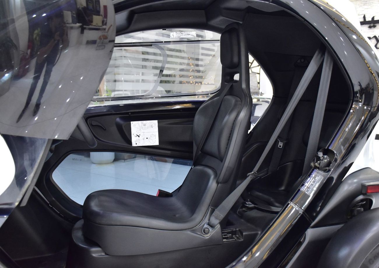 Renault Twizy EXCELLENT DEAL for our Renault Twizy ( 2019 Model ) in White / Black Color Korean Specs