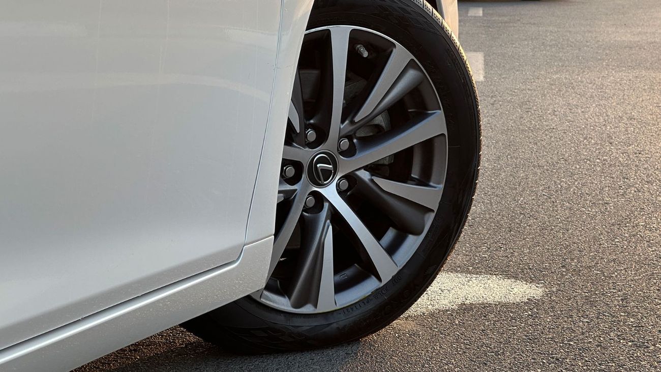 لكزس ES300h 2.5L Hybrid 4 Cylinders Full Service History 2021 GCC