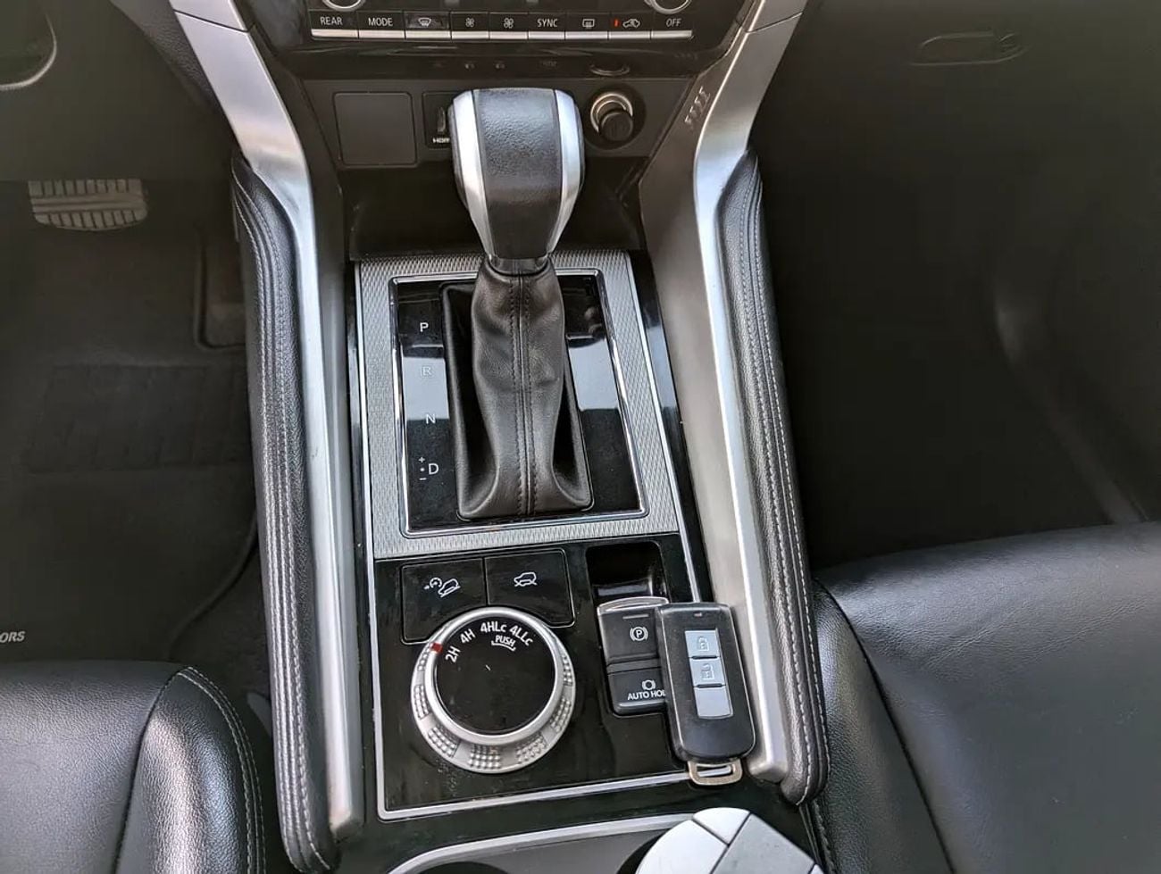 ميتسوبيشي مونتيرو سبورت GLS 4WD Top Line - GCC Specs - Like New!