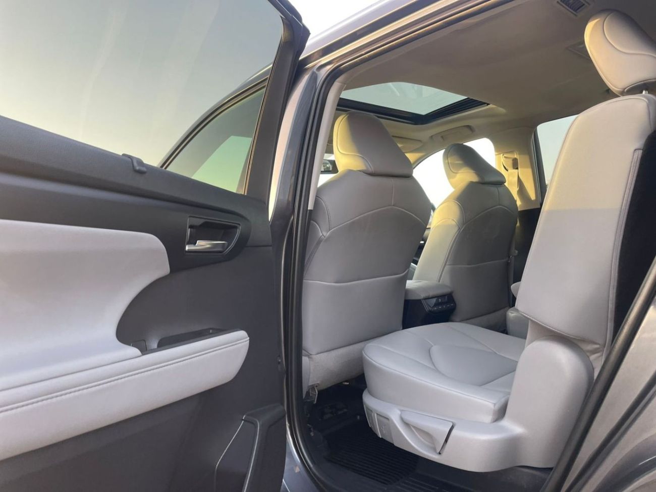 Toyota Highlander 2021 Toyota Highlander XLE Premuim Full Option - 3.5L V6 - AWD 4x4 - Push Start & Sunroof With Wirel