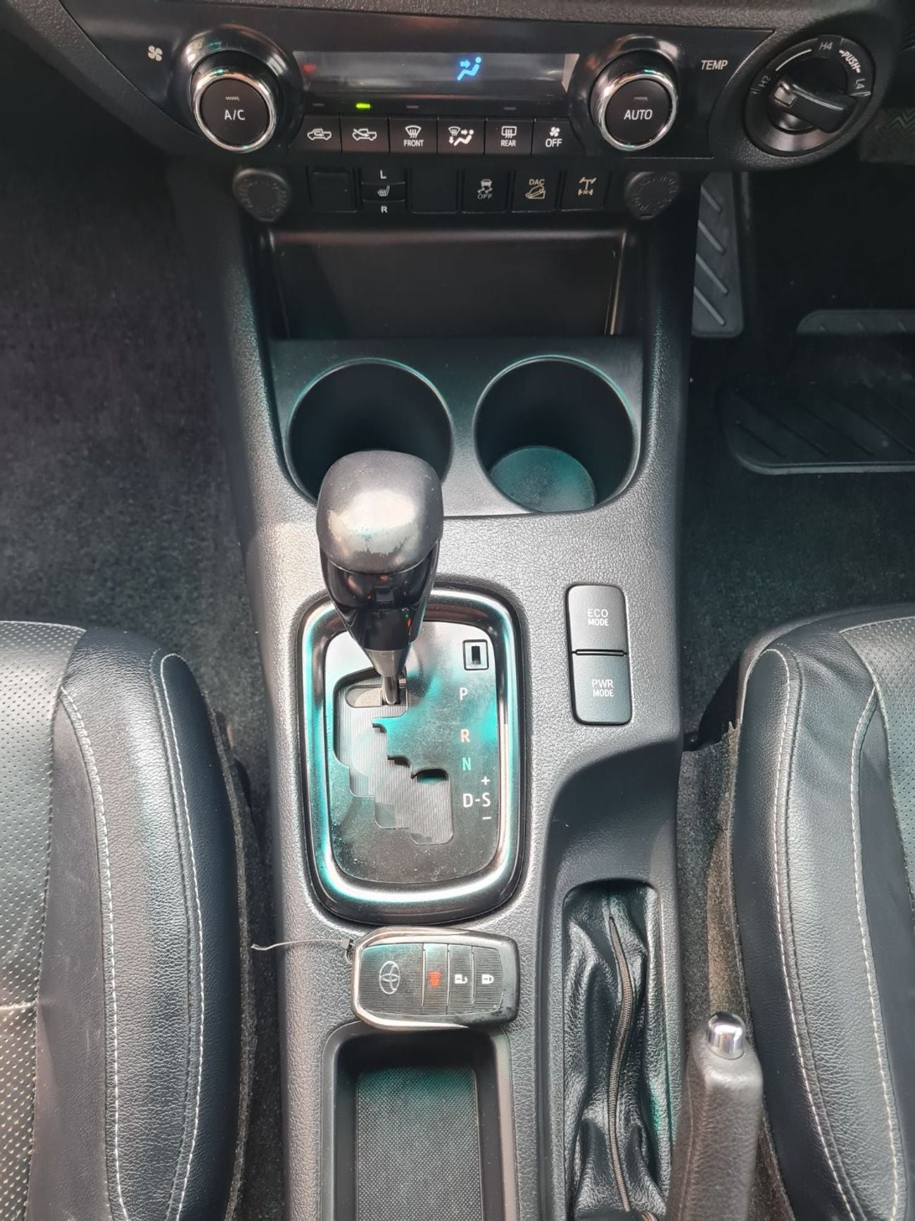 تويوتا هيلوكس Double cabin 2.8L, perfect inside and outside