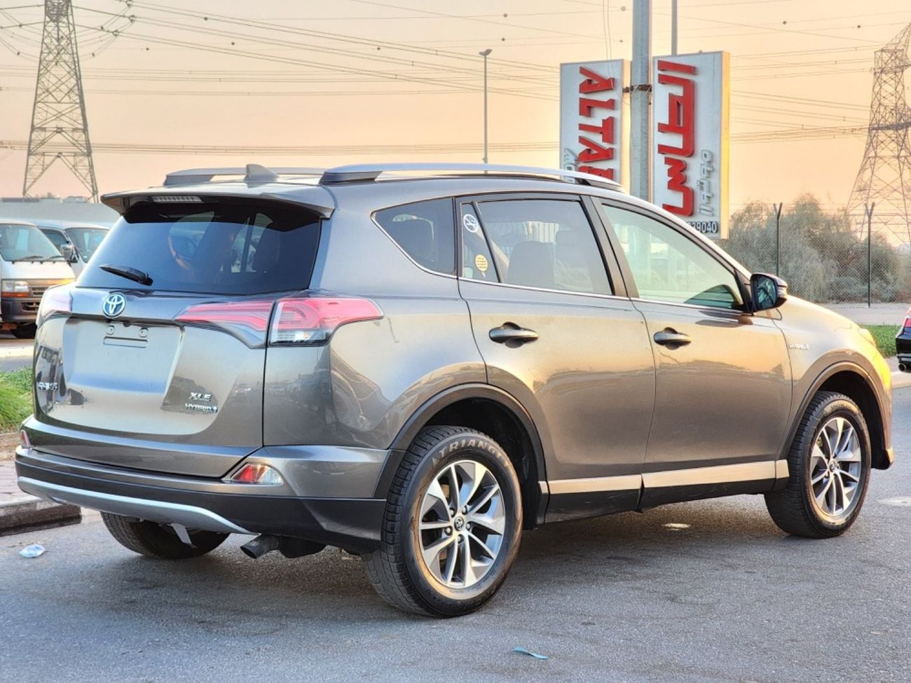 Toyota RAV4 TOYOTA RAV4 hybrid XLE 2.5L