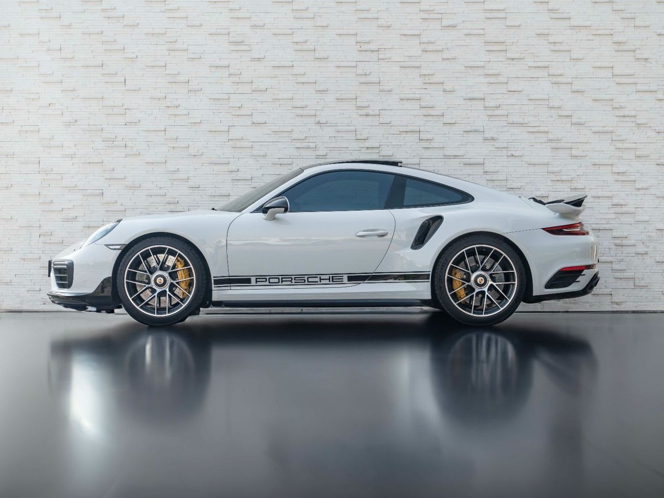 Porsche 911 Turbo S 3.8L (530 HP) Coupe