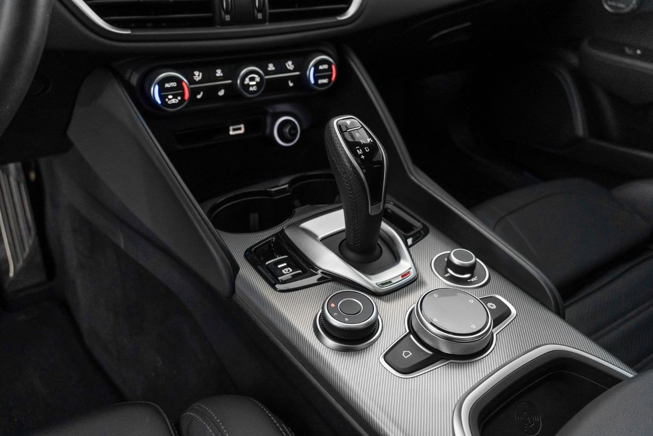 Alfa Romeo Giulia 2024 Alfa Romeo Giulia Q2 / 5 Year Alfa Romeo Warranty & Service Contract