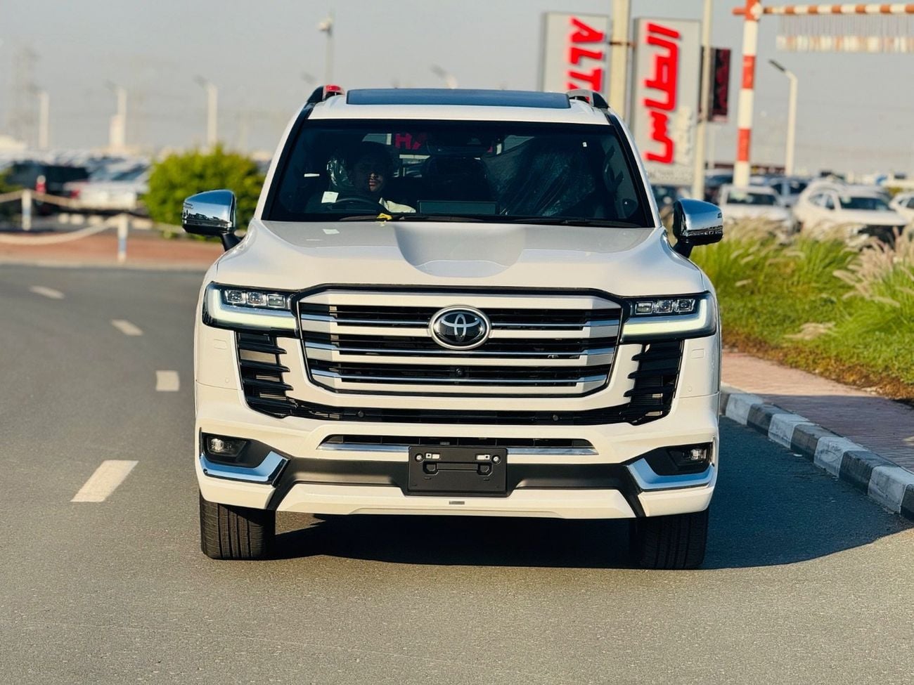 تويوتا لاند كروزر Zx top of the range white with black interior