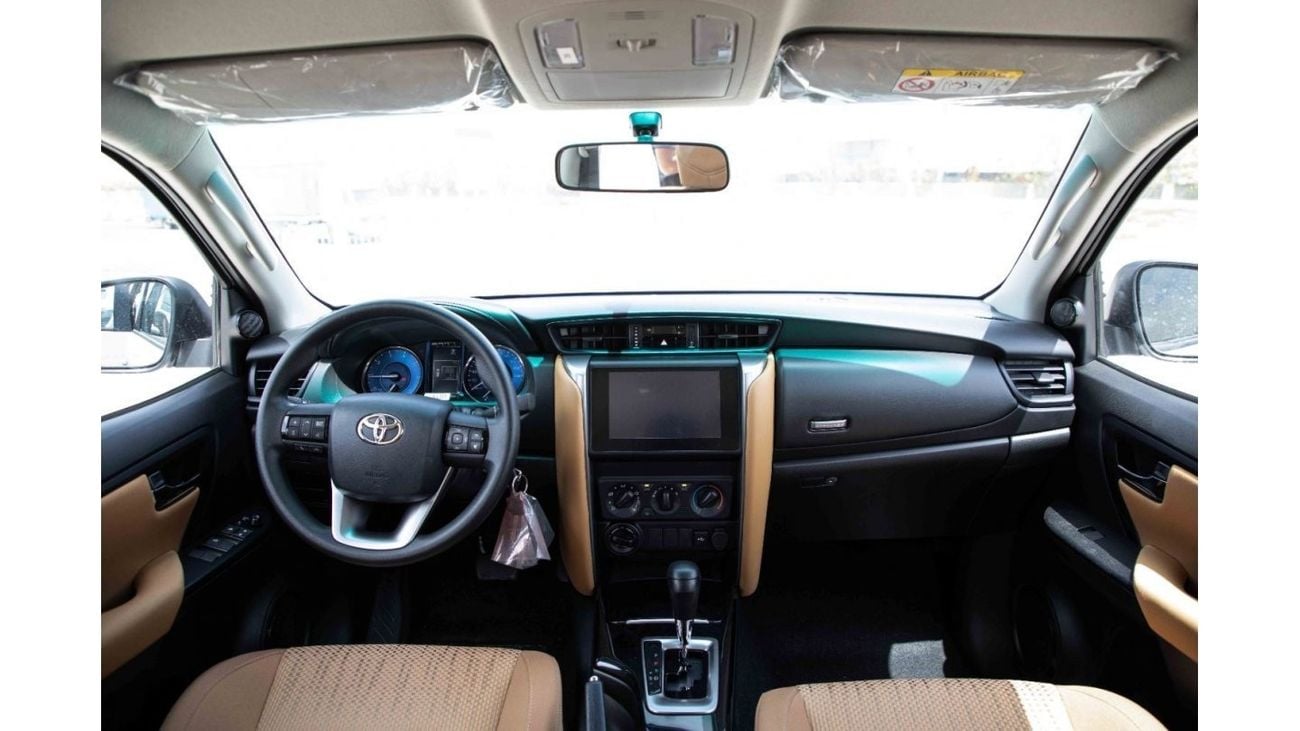 تويوتا فورتونر تويوتا فورتشنر 2024 4X4 2.4 Low - ابيض بلاتيني لؤلؤي من الداخل شامواه