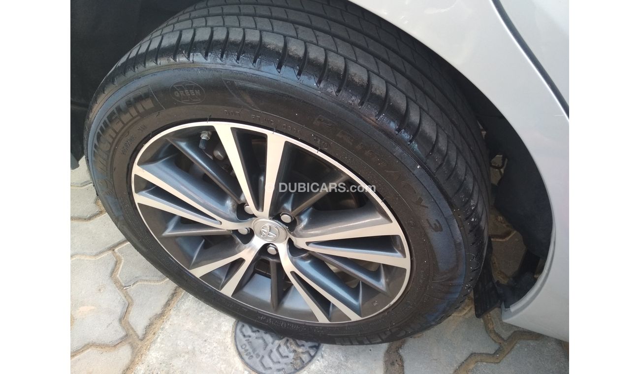 تويوتا كورولا 2017 سلفر خليجى تحت الضمان بصمة فتحة سقف حالة وكالة بدون صبغ بدون حوادث ممتاذة ماشية قليل