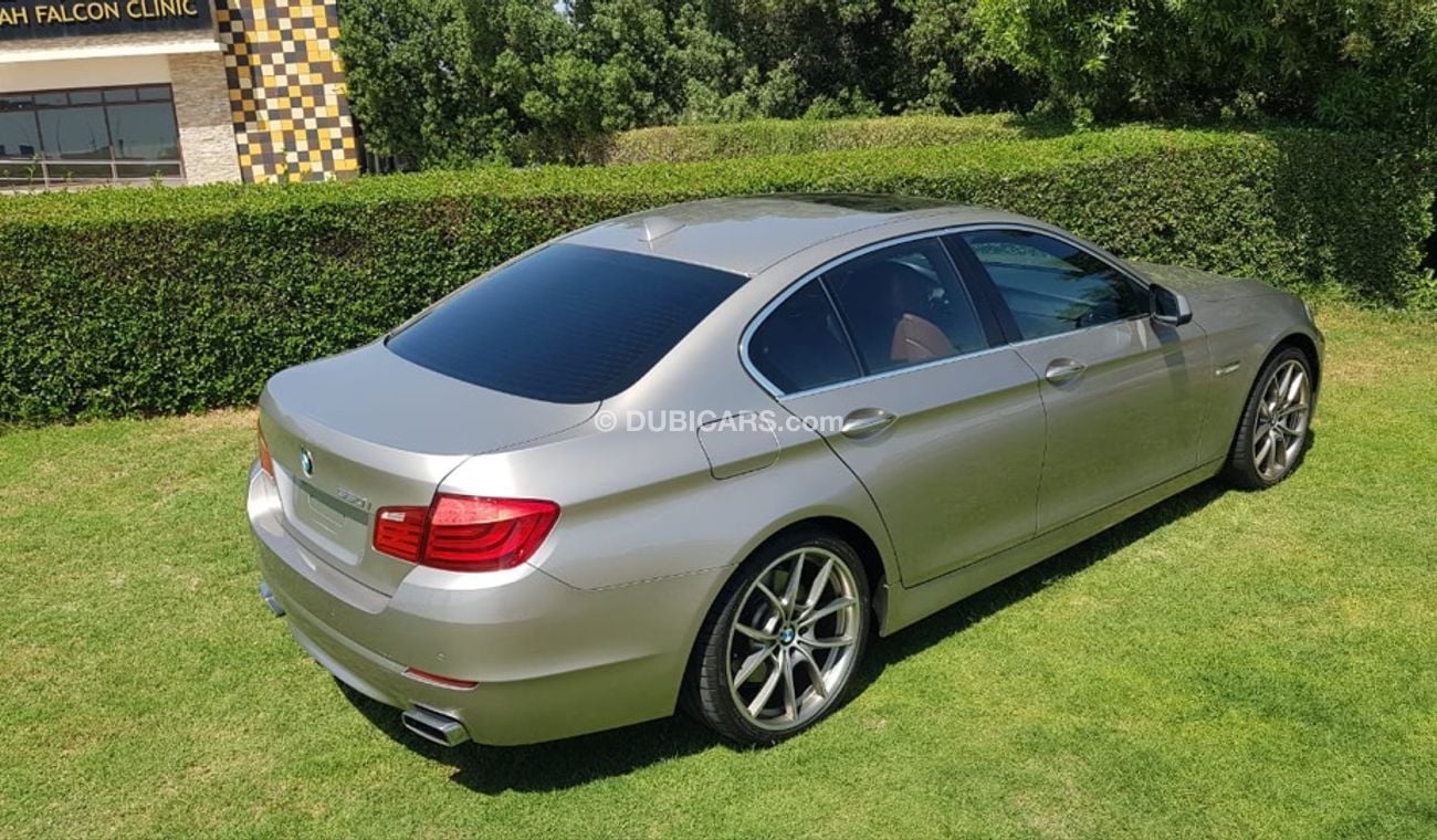 بي أم دبليو 550i موديل 2012 خليجي  فل مواصفات خمس كبسات  فتحه سقف وكراسي جلد ومثبت سرعه وتحكم كهربي كامل ونظام صوت مم