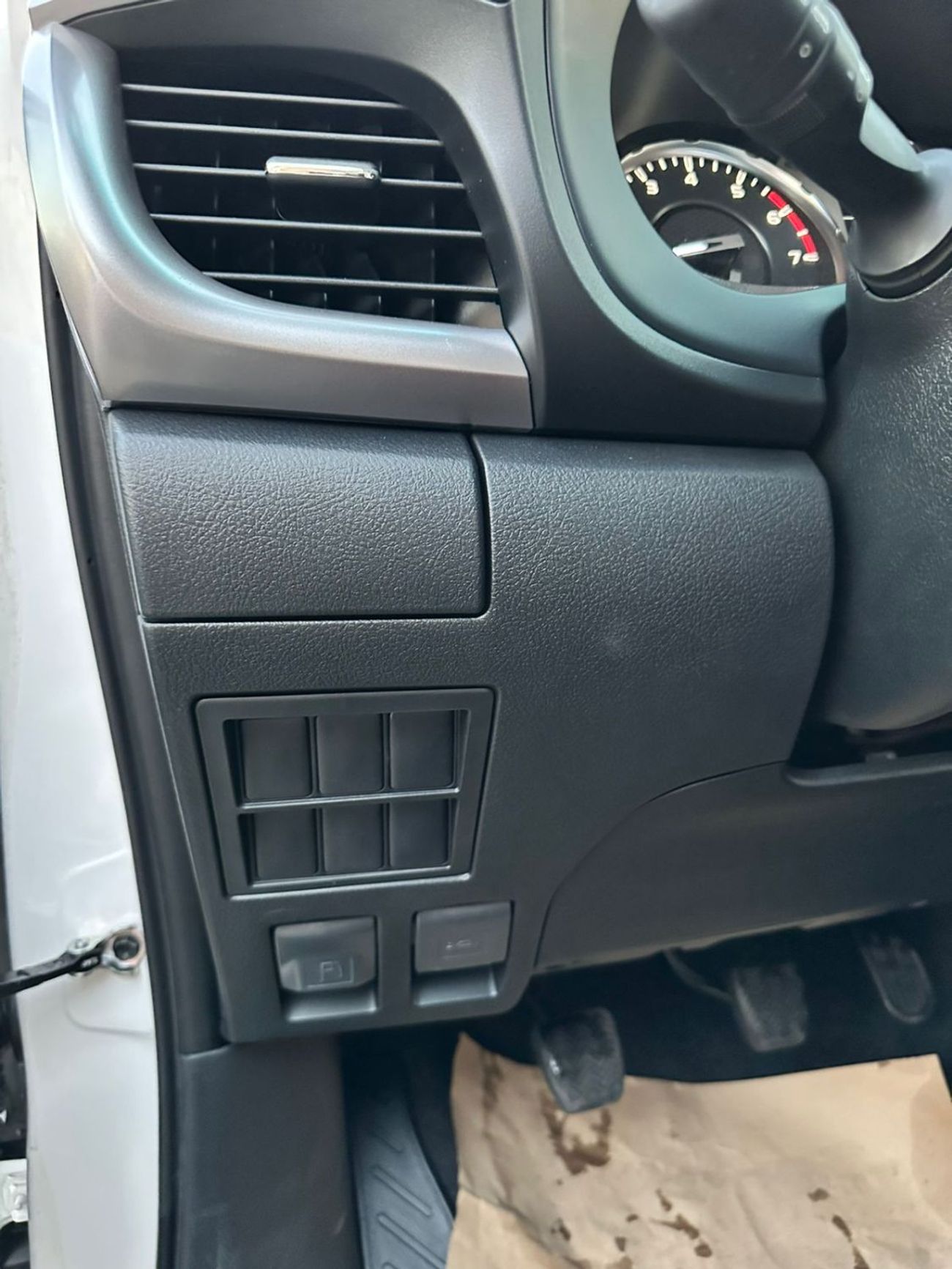 تويوتا هيلوكس SR5 2.7L Petrol Manual Transmutation Double Cap 4x4