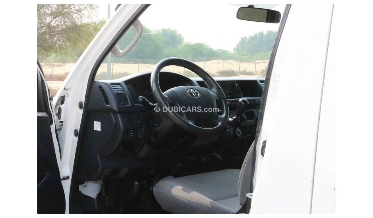 Toyota Hiace 2016 | TOYOTA HIACE MULTIPURPOSE DELIVERY VAN WITH GCC SPECS AND EXCELLENT CONDITION