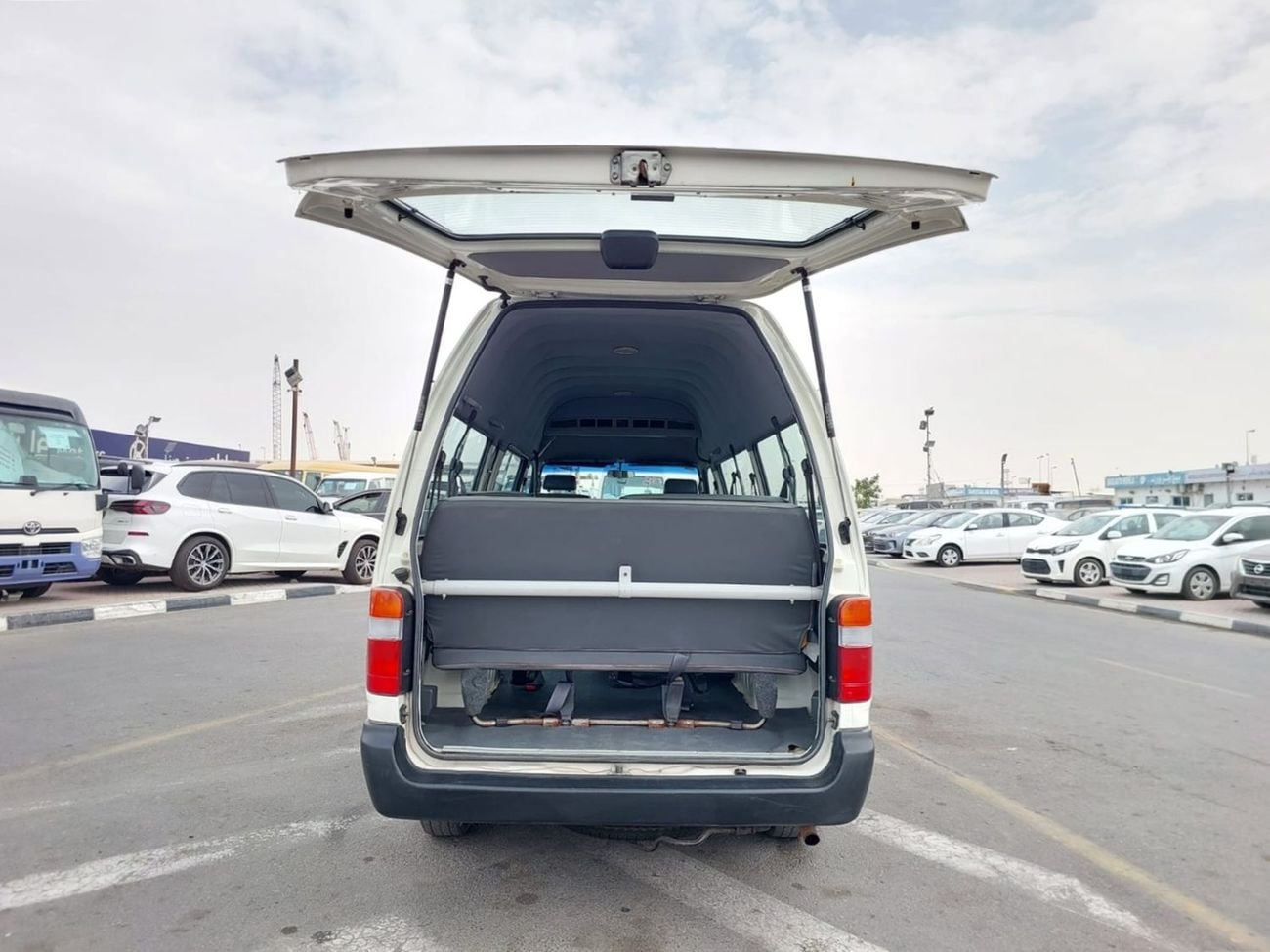 تويوتا هاياس TOYOTA HIACE VAN RHD 2000 MODEL 2.4 L PETROL MANUAL(PM02940)