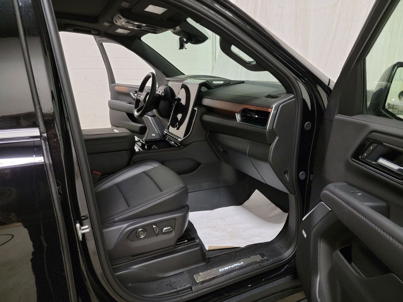 جي أم سي يوكون Denali With Captain Seats  6.2L Brand New